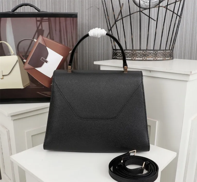 In stock👉Original medium size black👉Valextra Valextra Iside, known as Italian Hermès, is one of the most representative designs of Valextra. There is no obvious logo, but the simple collective line design is very recognizable, full of architectural art, and shows a capable and intellectual style. It is made of imported palm-print lining cowhide, with up to five stitches of handwork, and the shiny oil edges test the skill of the craftsman. Medium size: 26cm【6627#】